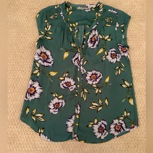 Women’s turquoise floral cap sleeve blouse, size S.
